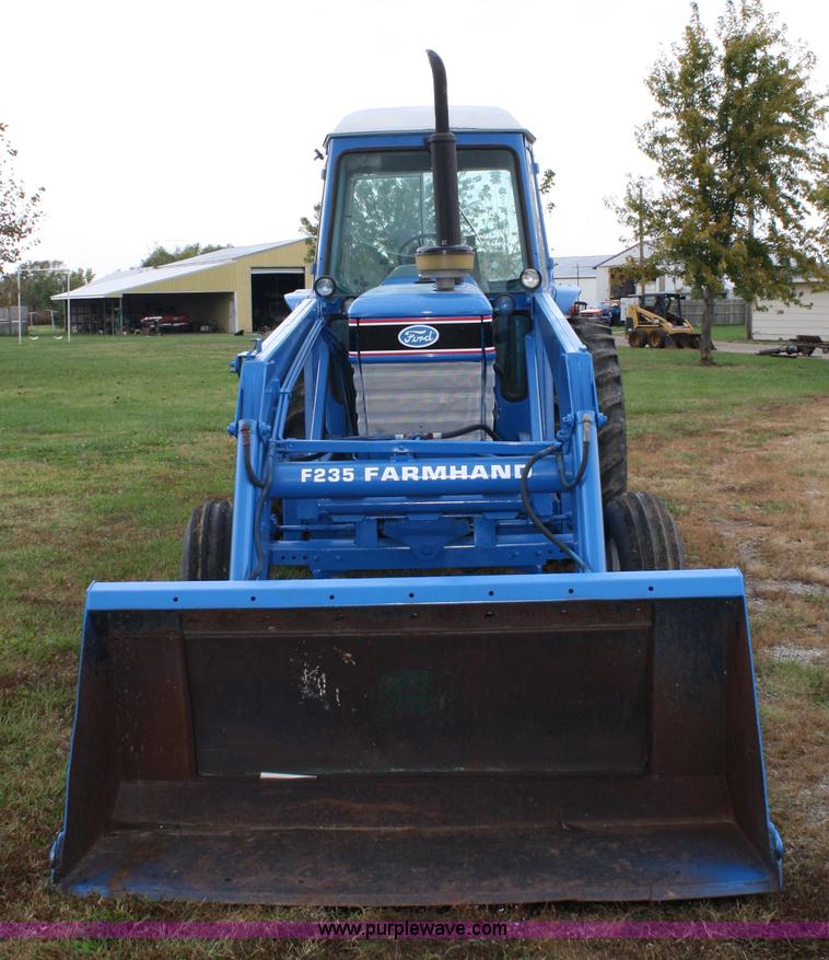image for item 4679 1983 Ford 7710 tractor with loader