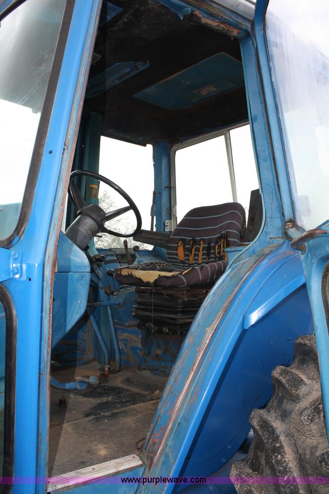 image for item 4679 1983 Ford 7710 tractor with loader