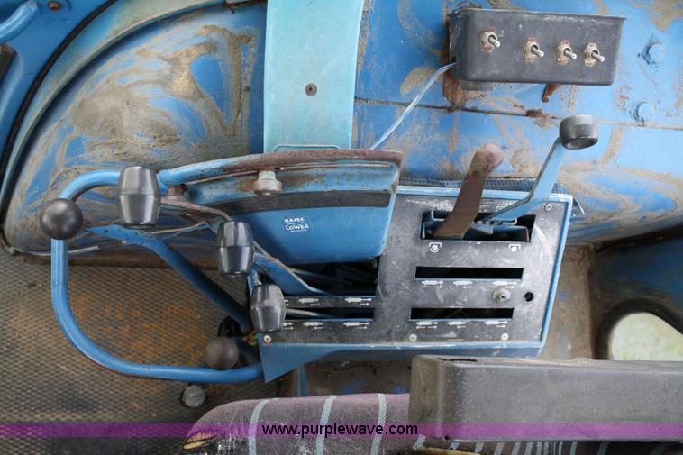 image for item 4679 1983 Ford 7710 tractor with loader