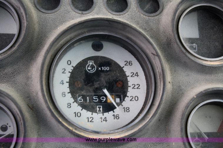 image for item 4679 1983 Ford 7710 tractor with loader