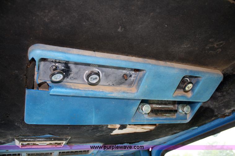 image for item 4679 1983 Ford 7710 tractor with loader