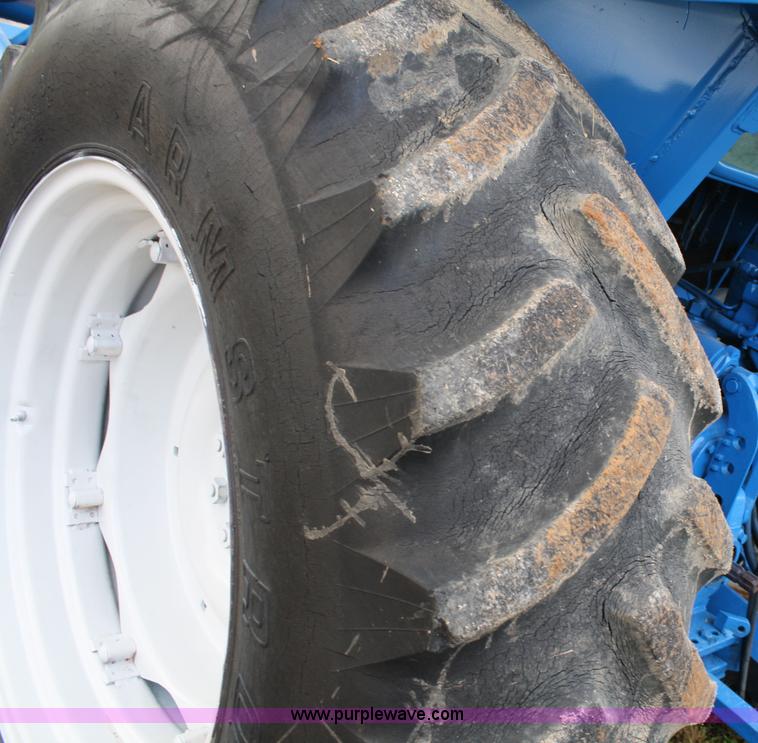 image for item 4679 1983 Ford 7710 tractor with loader