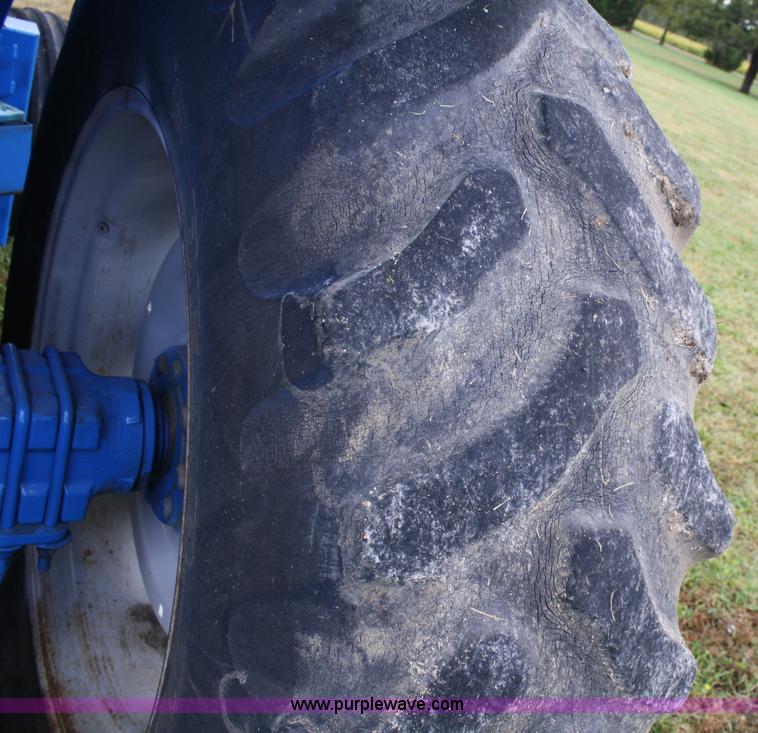 image for item 4679 1983 Ford 7710 tractor with loader