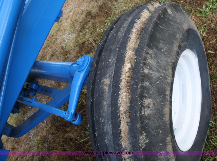 image for item 4679 1983 Ford 7710 tractor with loader