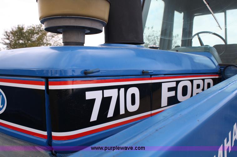 image for item 4679 1983 Ford 7710 tractor with loader