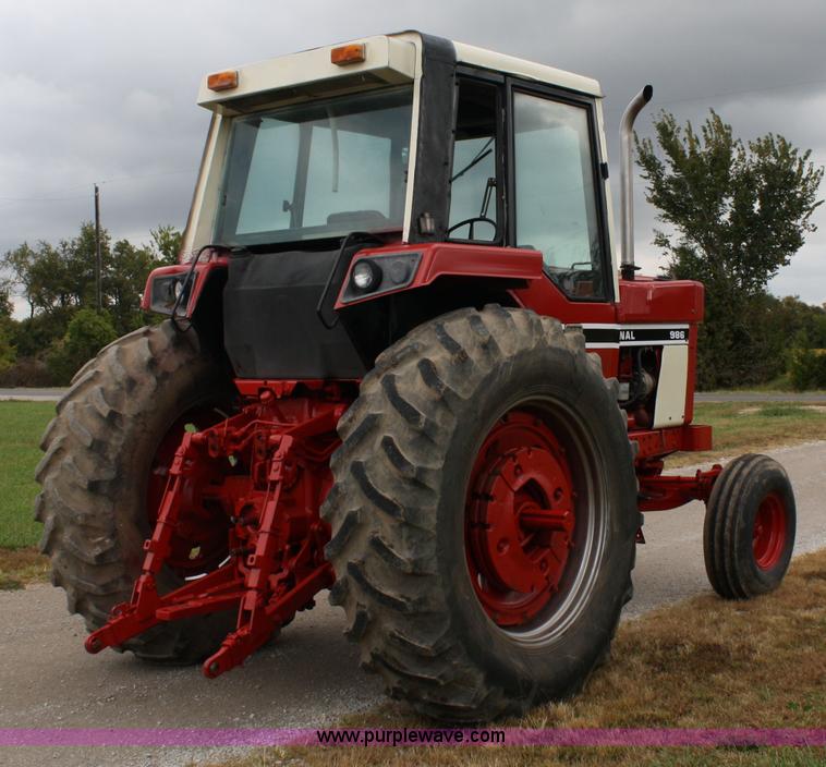 image for item 4680 1977 International 986 tractor