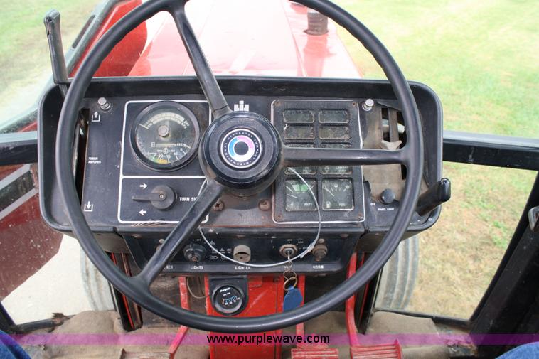 image for item 4680 1977 International 986 tractor