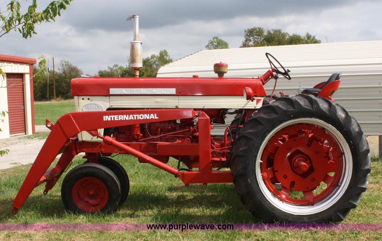 image for item 4681 1961 International 460 tractor with loader