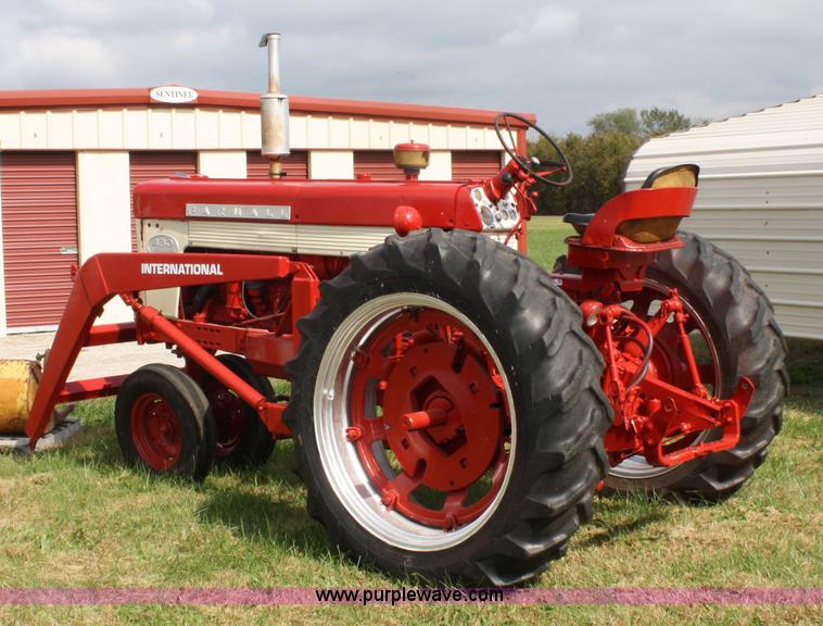 image for item 4681 1961 International 460 tractor with loader