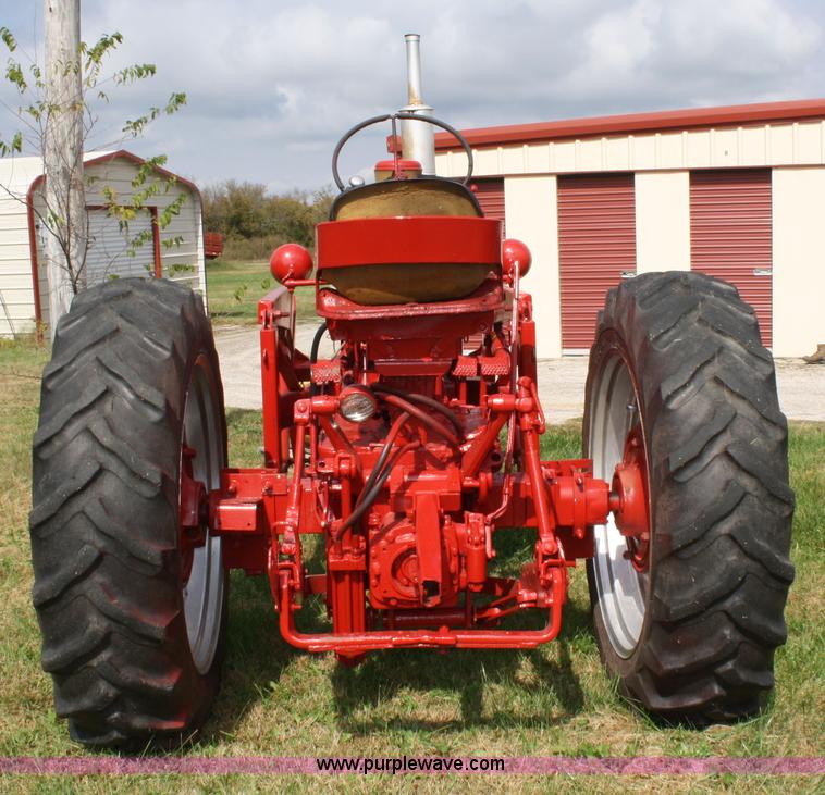 image for item 4681 1961 International 460 tractor with loader