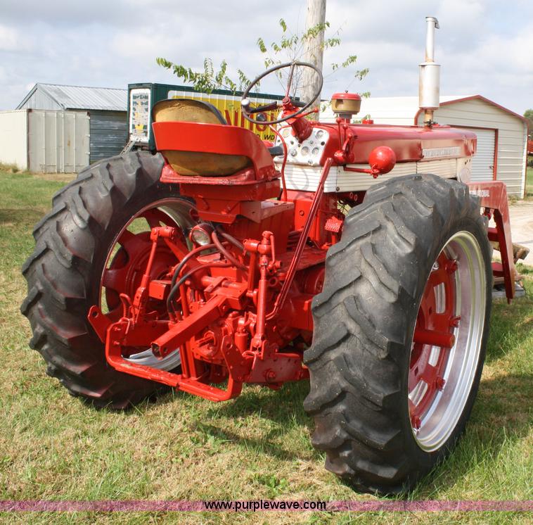 image for item 4681 1961 International 460 tractor with loader
