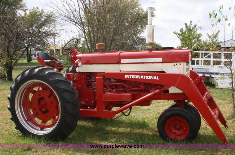 image for item 4681 1961 International 460 tractor with loader