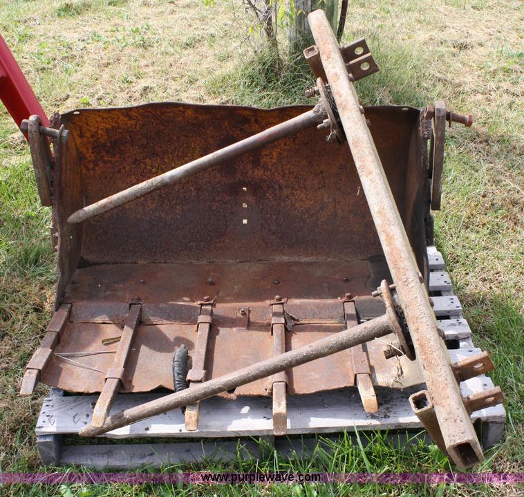 image for item 4681 1961 International 460 tractor with loader