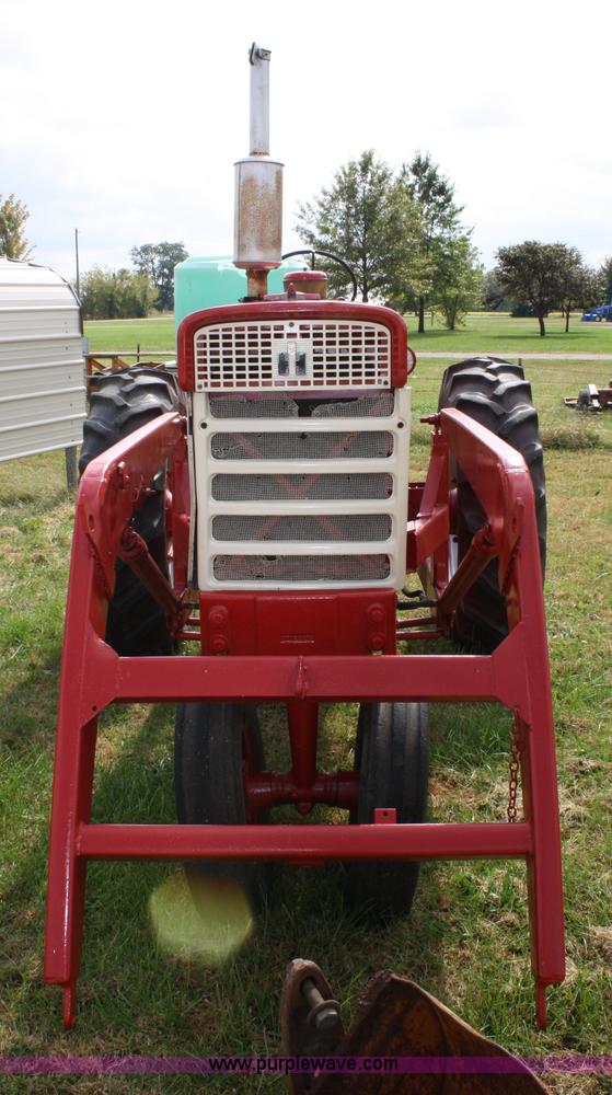 image for item 4681 1961 International 460 tractor with loader
