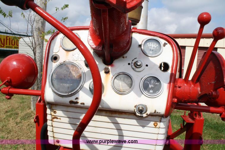 image for item 4681 1961 International 460 tractor with loader