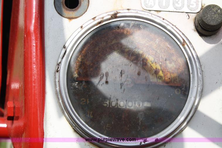 image for item 4681 1961 International 460 tractor with loader