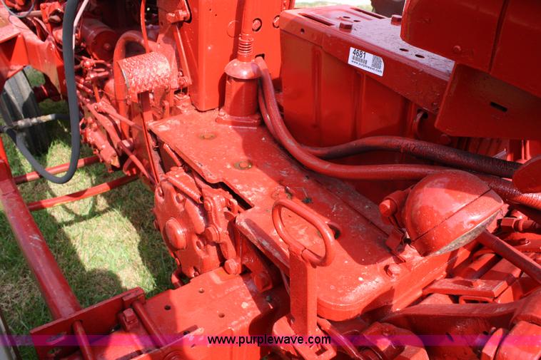 image for item 4681 1961 International 460 tractor with loader