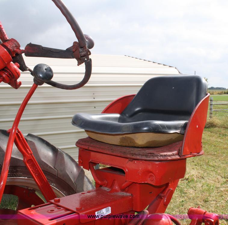 image for item 4681 1961 International 460 tractor with loader