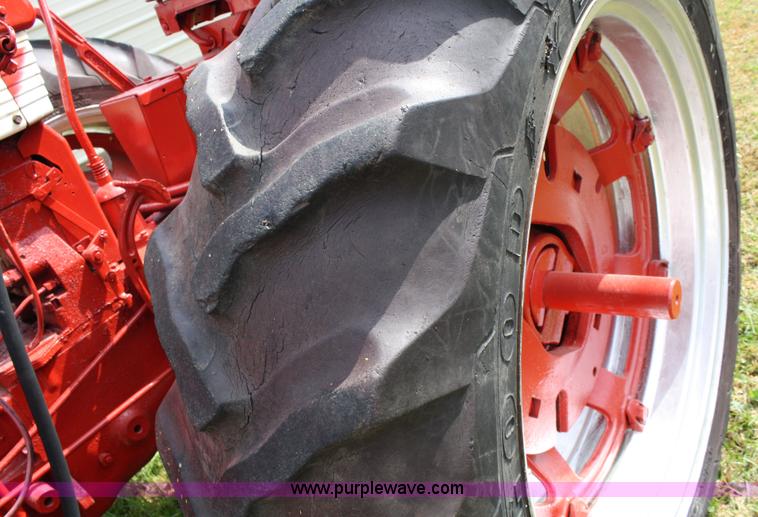 image for item 4681 1961 International 460 tractor with loader