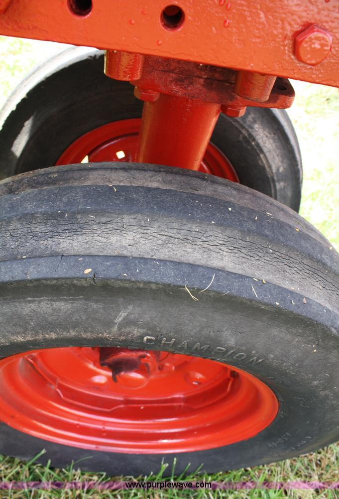 image for item 4681 1961 International 460 tractor with loader