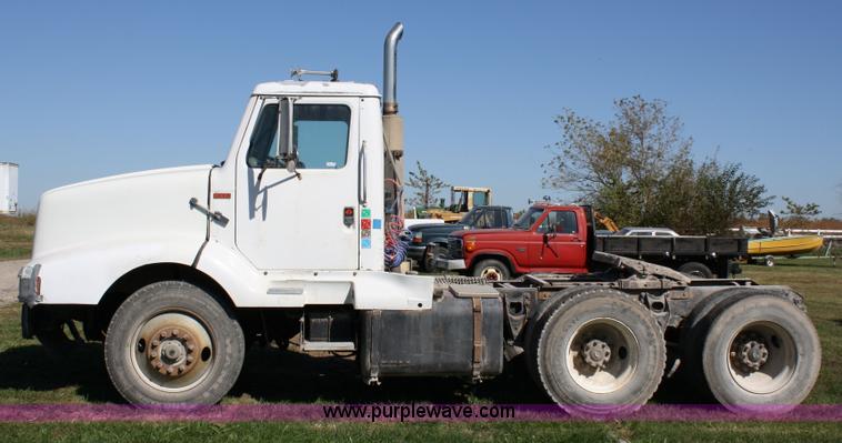 image for item 4743 1989 International F8300 semi truck