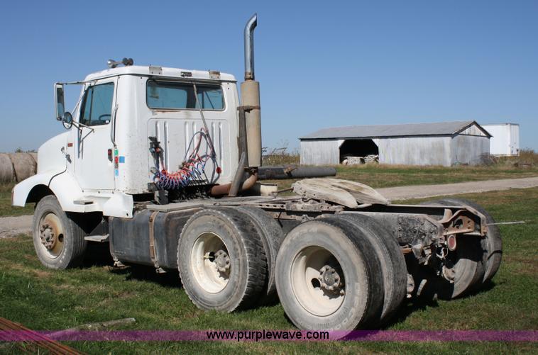 image for item 4743 1989 International F8300 semi truck