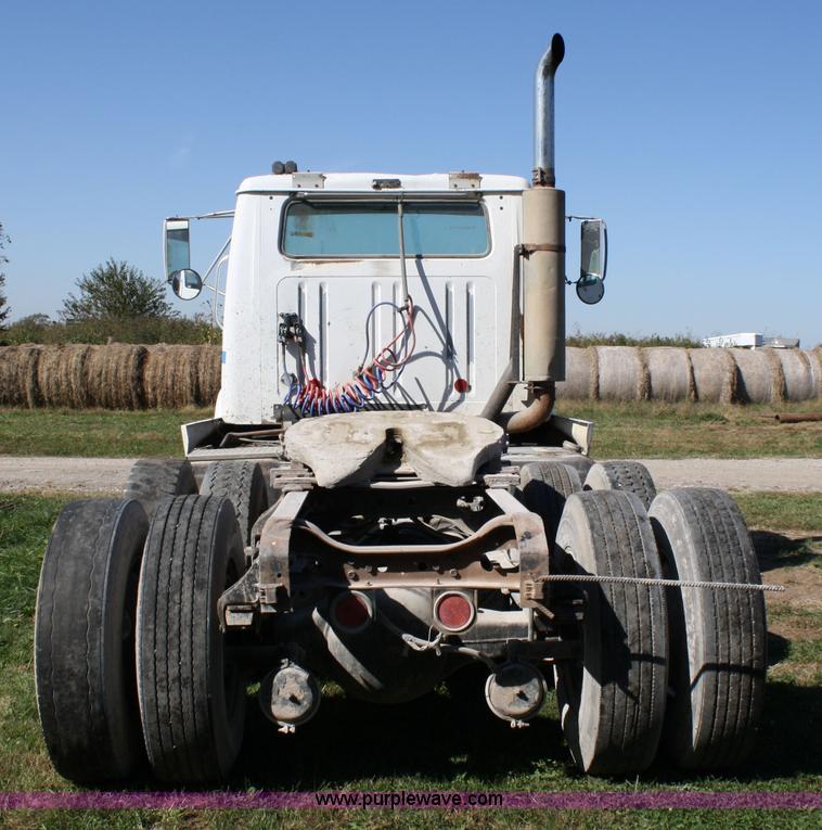 image for item 4743 1989 International F8300 semi truck