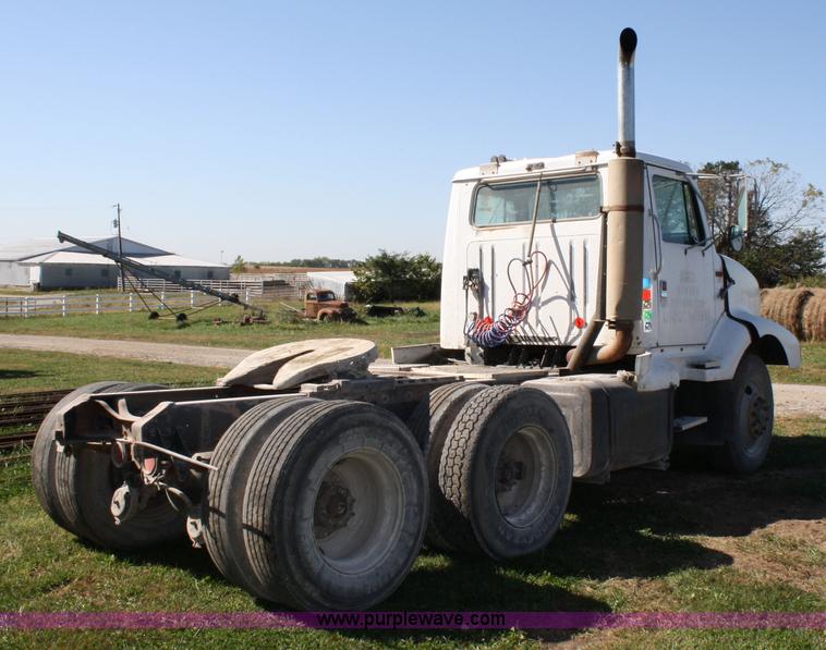 image for item 4743 1989 International F8300 semi truck