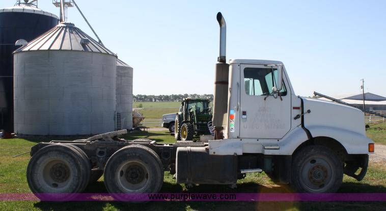 image for item 4743 1989 International F8300 semi truck