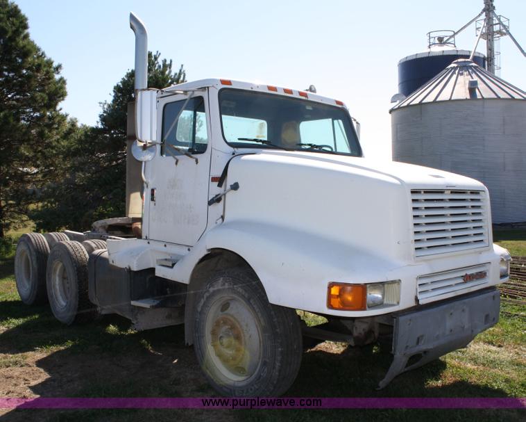 image for item 4743 1989 International F8300 semi truck