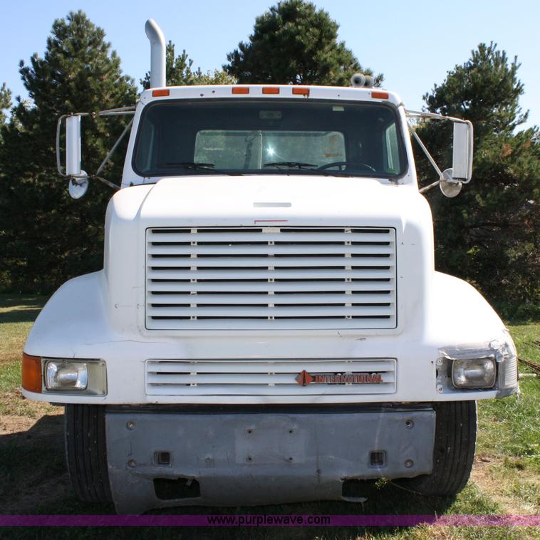 image for item 4743 1989 International F8300 semi truck