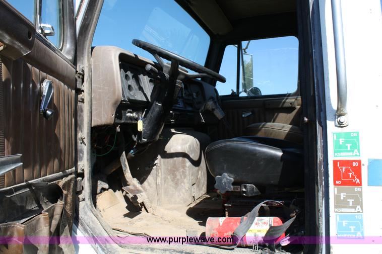 image for item 4743 1989 International F8300 semi truck