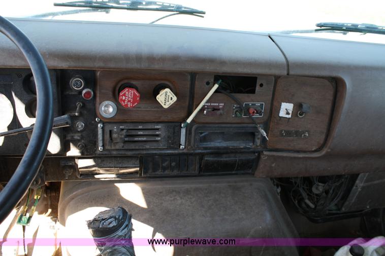 image for item 4743 1989 International F8300 semi truck