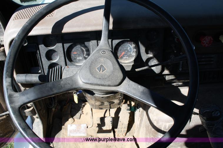 image for item 4743 1989 International F8300 semi truck