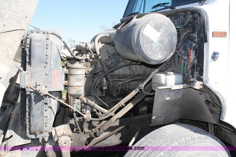 image for item 4743 1989 International F8300 semi truck