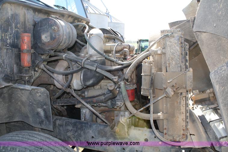 image for item 4743 1989 International F8300 semi truck