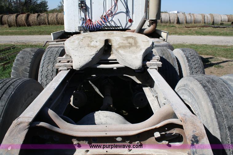 image for item 4743 1989 International F8300 semi truck