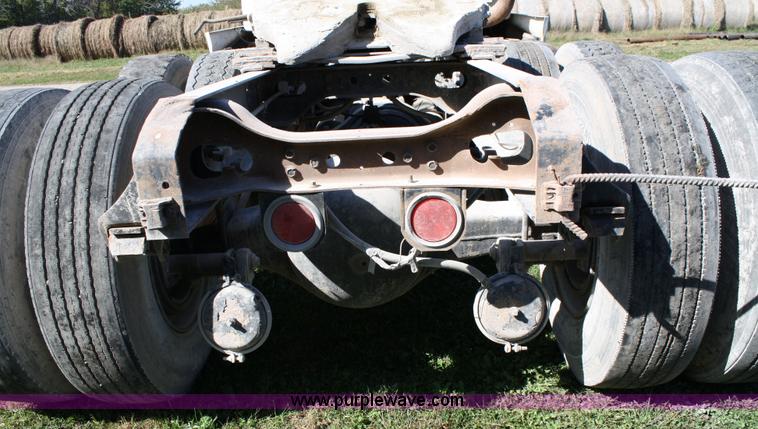 image for item 4743 1989 International F8300 semi truck