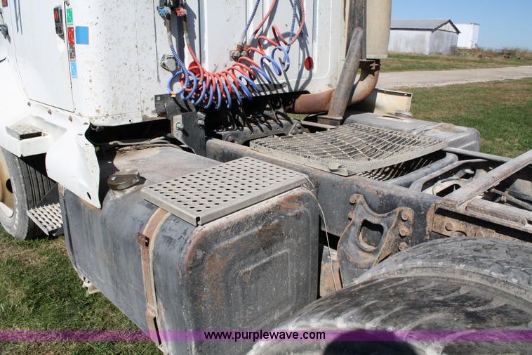 image for item 4743 1989 International F8300 semi truck