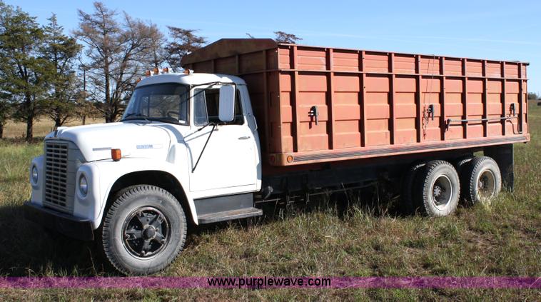 image for item 4822 1973 International 1700 Load Star grain truck