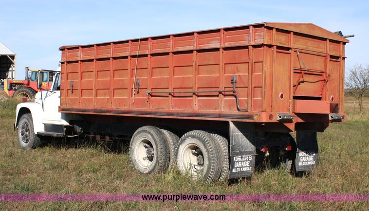 image for item 4822 1973 International 1700 Load Star grain truck