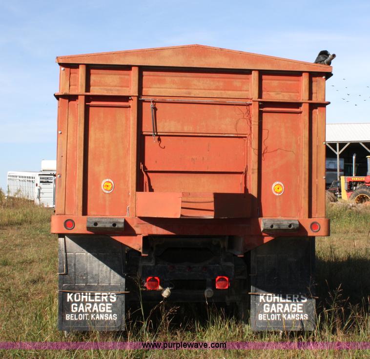 image for item 4822 1973 International 1700 Load Star grain truck