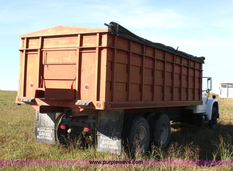 image for item 4822 1973 International 1700 Load Star grain truck