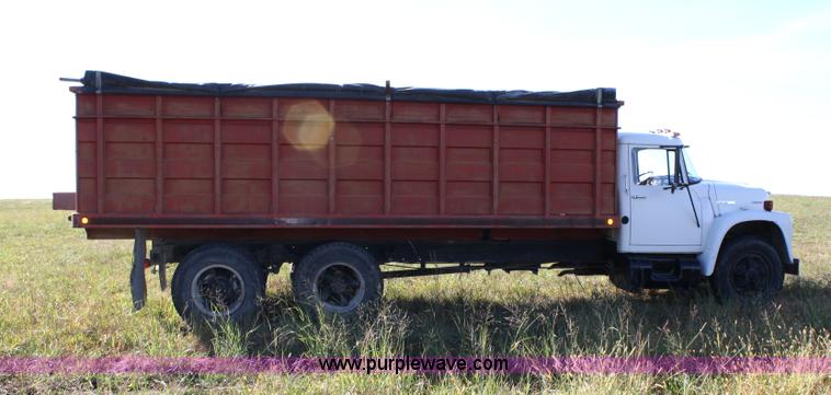 image for item 4822 1973 International 1700 Load Star grain truck