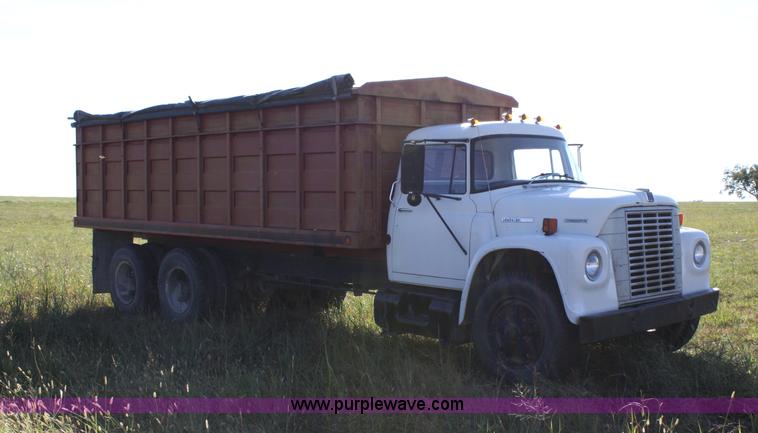 image for item 4822 1973 International 1700 Load Star grain truck