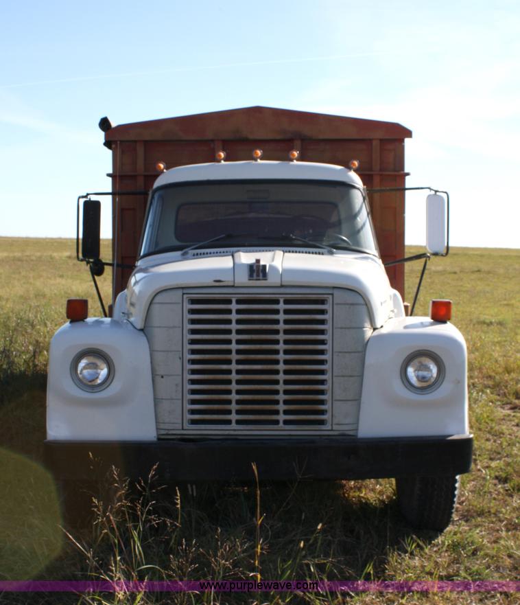 image for item 4822 1973 International 1700 Load Star grain truck