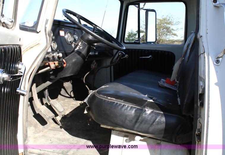 image for item 4822 1973 International 1700 Load Star grain truck