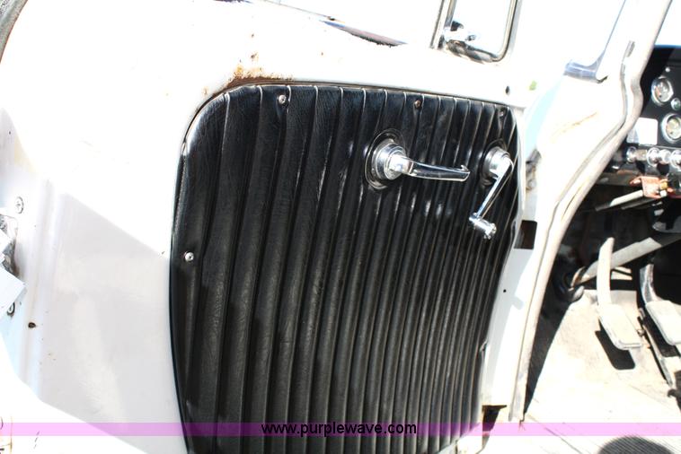 image for item 4822 1973 International 1700 Load Star grain truck