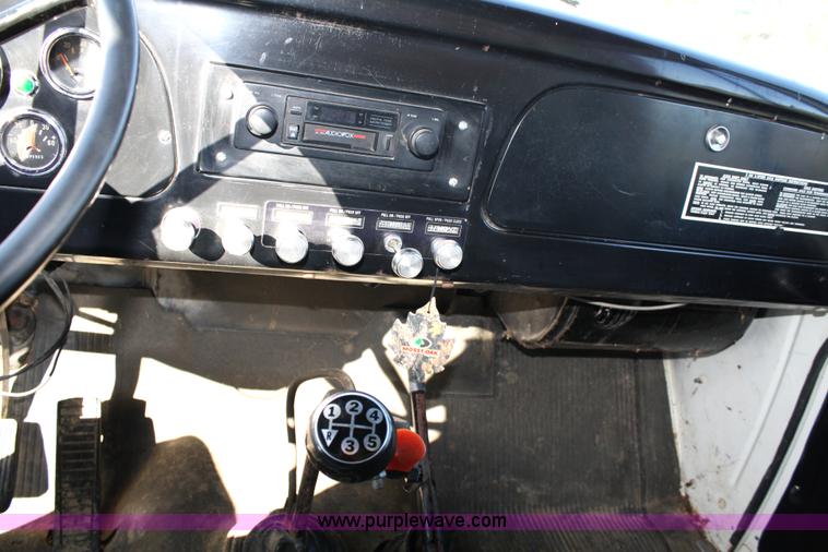 image for item 4822 1973 International 1700 Load Star grain truck