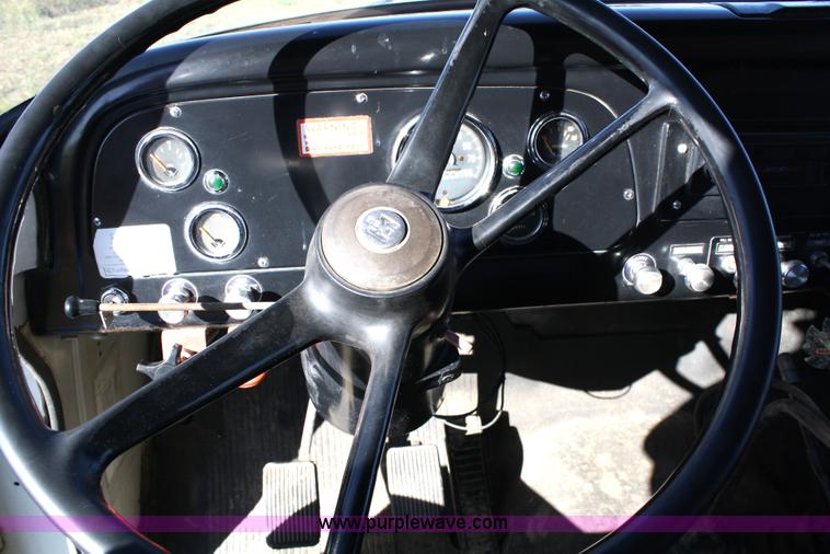 image for item 4822 1973 International 1700 Load Star grain truck